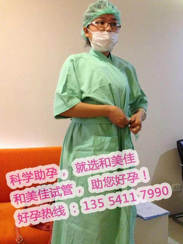 我站站长霞姐在手术室外等待